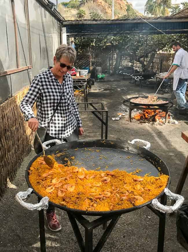 https://www.flavourandsavour.com/wp-content/uploads/2018/01/Cooking-Paella-on-the-beach-in-Spain.jpg