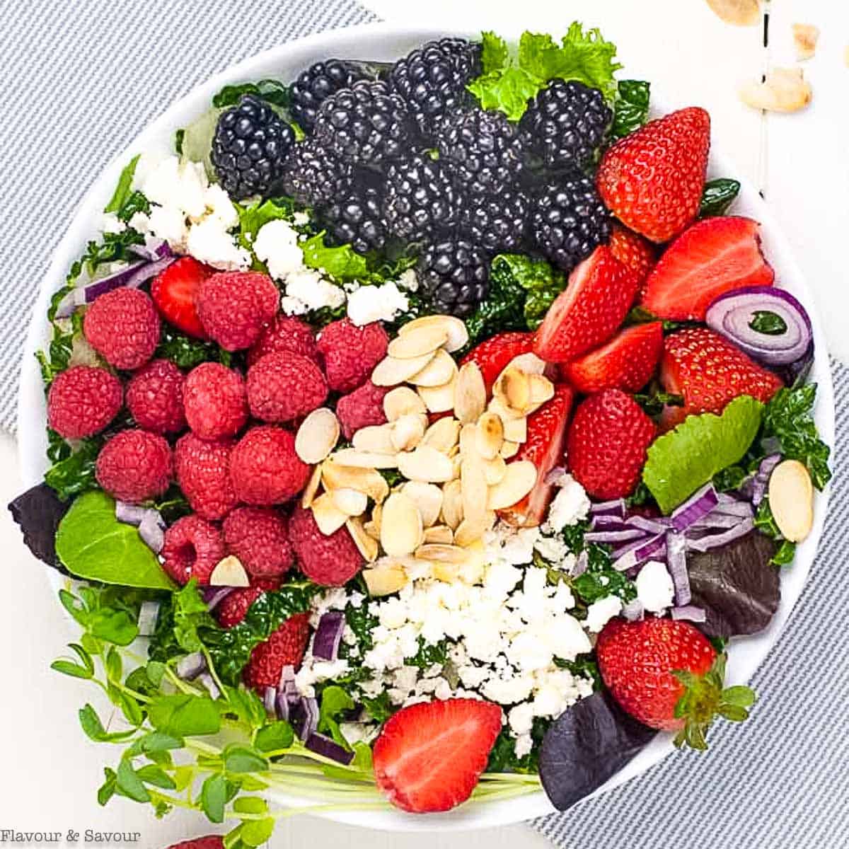 https://www.flavourandsavour.com/wp-content/uploads/2018/04/Mixed-Green-Salad-with-berries-sq.jpg