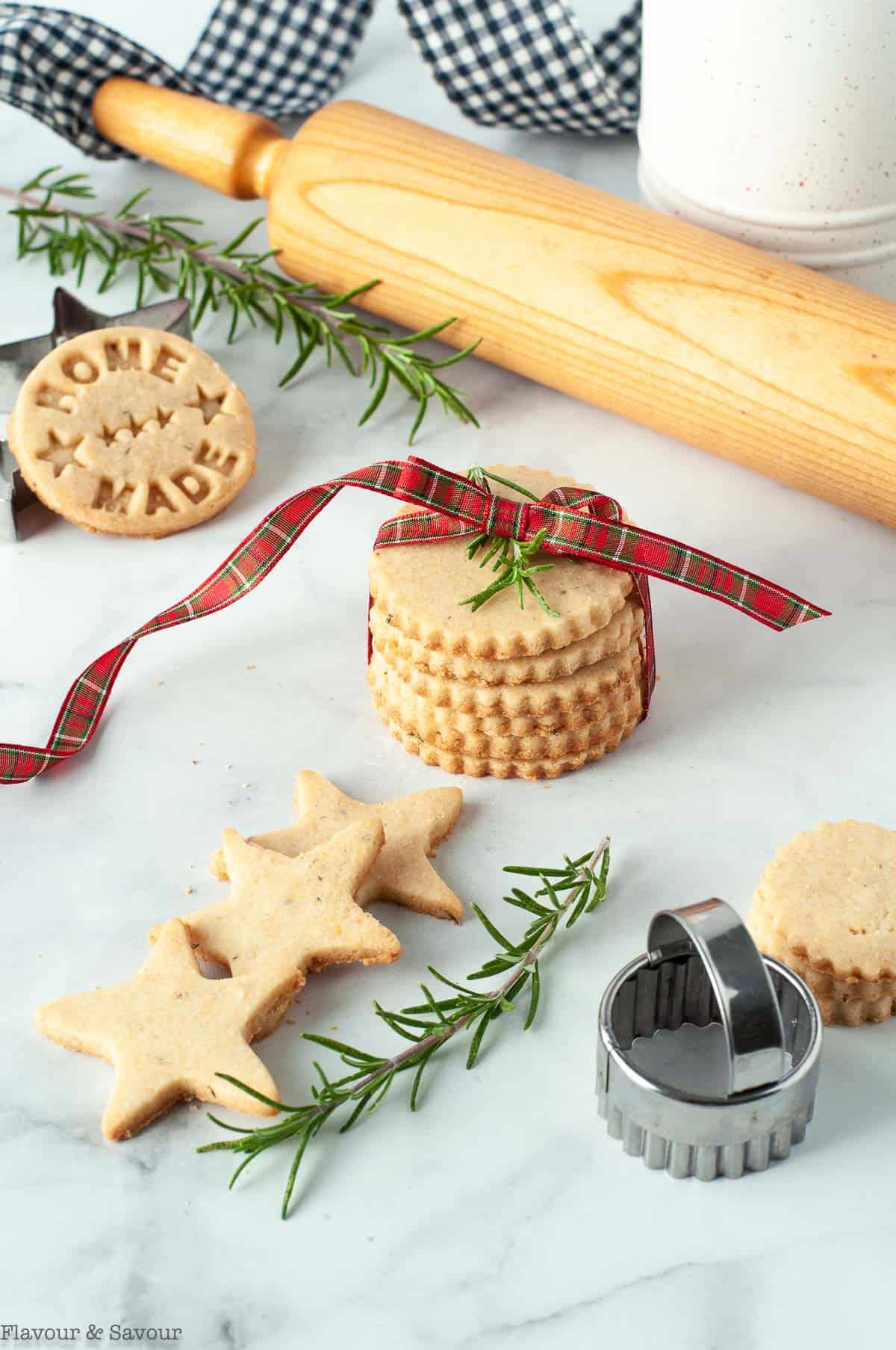 https://www.flavourandsavour.com/wp-content/uploads/2020/11/Rosemary-Shortbread-Cookies-tied-with-ribbon-1.jpg