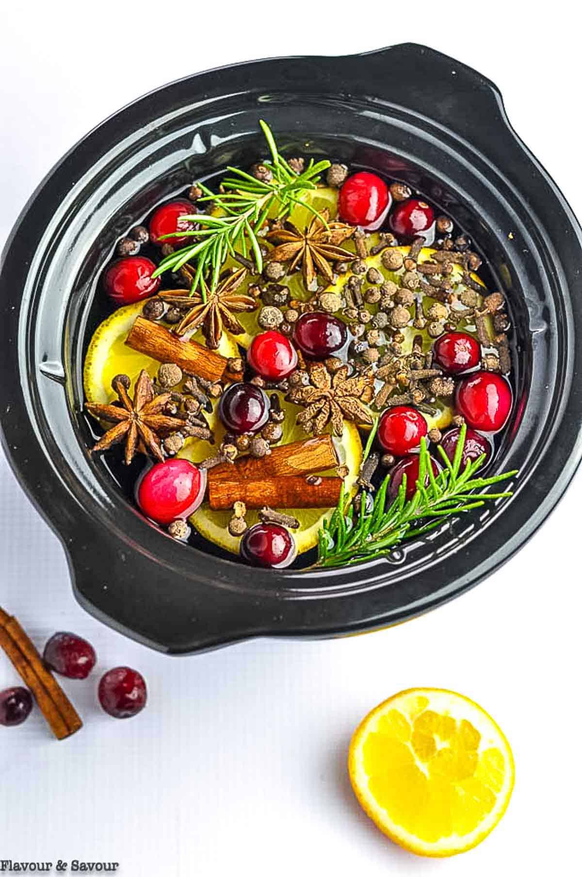 https://www.flavourandsavour.com/wp-content/uploads/2022/08/simmering-holiday-potpourri-mini-cooker.jpg